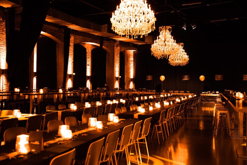 Lokhalle mit Kronleuchtern im Lokschuppen Bielefeld